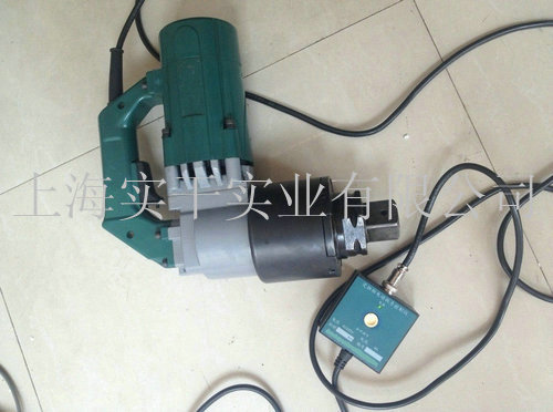 定扭矩電動扳手是裝配螺紋件及螺栓的機械化施工工具,具有自動控制扭矩功能。廣泛應用于栓焊結構橋梁的架設,廠房、塔架及化工、冶金、發電設備的安裝。大型機械、起重設備和車輛裝配作業,以及對螺紋緊固件的扭矩及軸向拉力有嚴格要求的場合。